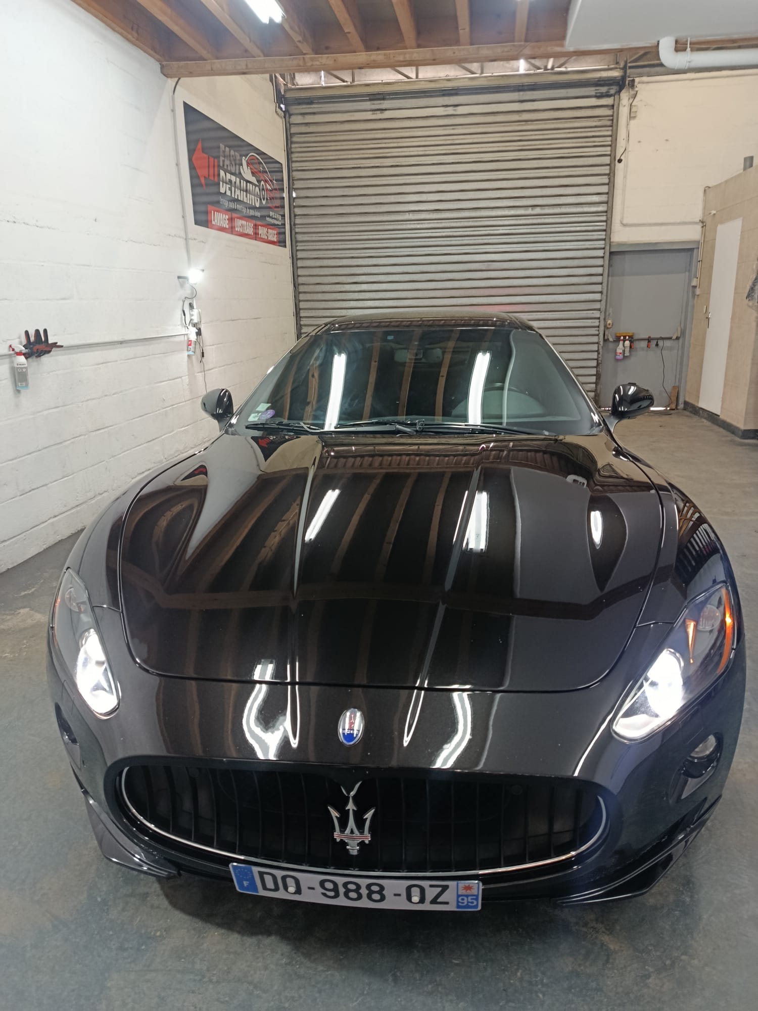Detailing extérieur premium sur véhicule